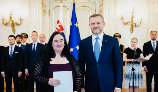Zľava: novovymenová profesorka Ingrid Belčáková a prezident SR Peter Pellegrini