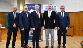 Zľava: Daniel Pella Univerzita P. J. Šafárika v Košiciach, Rudolf Kropil Technická univerzita vo Zvolene, Vladimír Hiadlovský Univerzita Mateja Bela v Banskej Bystrici, Peter Šimko Slovenská zdravotnícka univerzita v Bratislave, Ľuboš Cibák Vysoká škola ekonómie a manažmentu v Bratislave