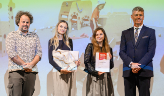 Zľava: Maroš Schmidt predseda poroty (Slovenské centrum dizajnu), Hana Šegedová a Barbora Chudá (ocenené študentky TUZVO), Jozef Pavle riaditeľ Agrokomplex Národné výstavisko, š. p. 