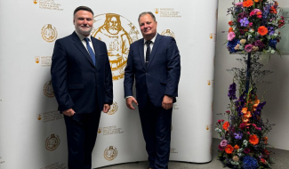 Zľava: ocenený Ján Kováč z Fakulty techniky s rektorom TUZVO Rudolfom Kropilom