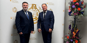 Zľava: ocenený Ján Kováč z Fakulty techniky s rektorom TUZVO Rudolfom Kropilom