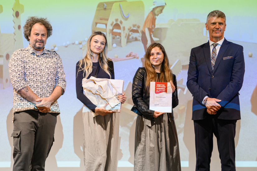 Zľava: Maroš Schmidt predseda poroty (Slovenské centrum dizajnu), Hana Šegedová a Barbora Chudá (ocenené študentky TUZVO), Jozef Pavle riaditeľ Agrokomplex Národné výstavisko, š. p. 