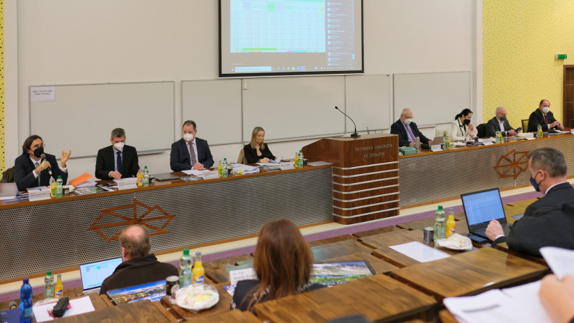 Dňa 13. januára 2022 na Technickej univerzite vo Zvolene rokovali rektorky a rektori o návrhu rozpisu dotácie pre verejné vysoké školy na rok 2022.