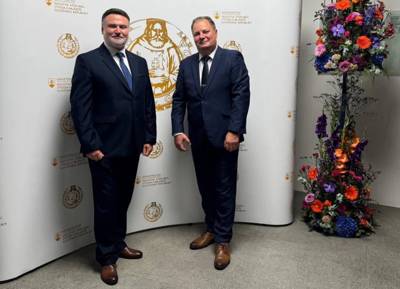 Zľava: ocenený Ján Kováč z Fakulty techniky s rektorom TUZVO Rudolfom Kropilom