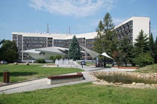 budova Technickej univerzity vo Zvolene s jazierkom